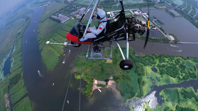 測繪地理信息工作人員利用三角翼在白洋淀進行航空測繪，為雄安新區(qū)規(guī)劃、選址和建設(shè)提供保障服務(wù)